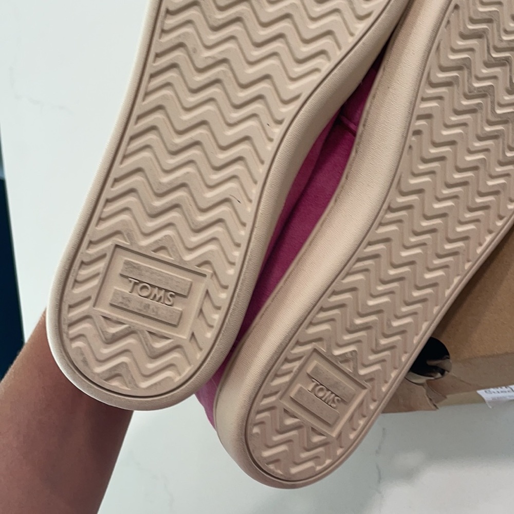 Toms - Picture 5 of 5